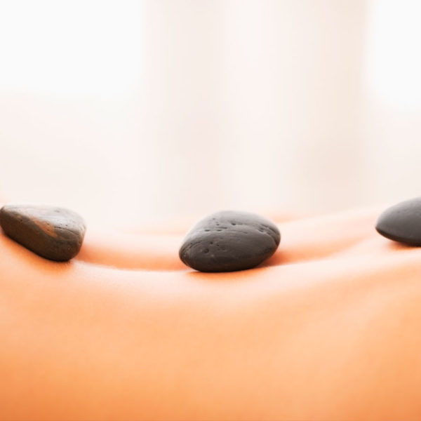 masaje con piedras calientes
